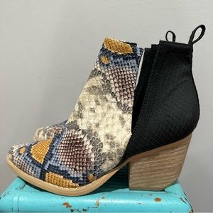 ARider Girl Ankle Boot Bootie Snake Print Multicolor Size 6